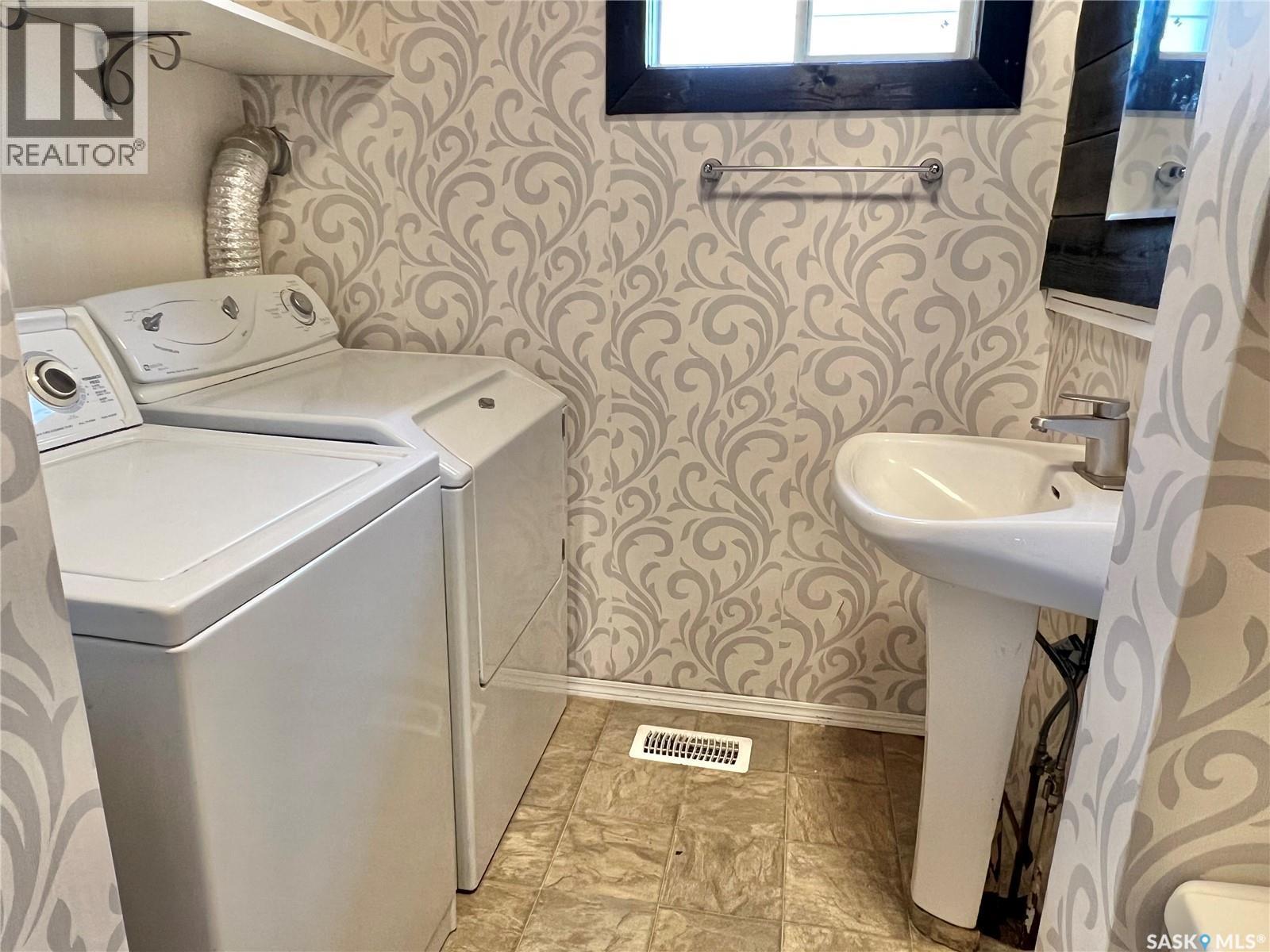 211 2Nd Avenue S, Melfort, SK - Indoor Photo Showing Laundry Room