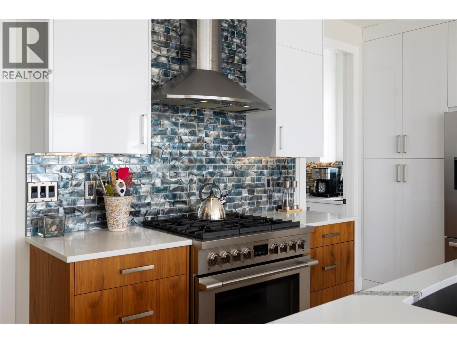 640 Mt. Ida Crescent, Coldstream, BC - Indoor Photo Showing Kitchen