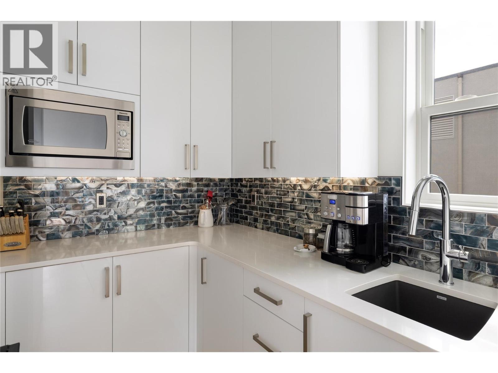 640 Mt. Ida Crescent, Coldstream, BC - Indoor Photo Showing Kitchen With Upgraded Kitchen