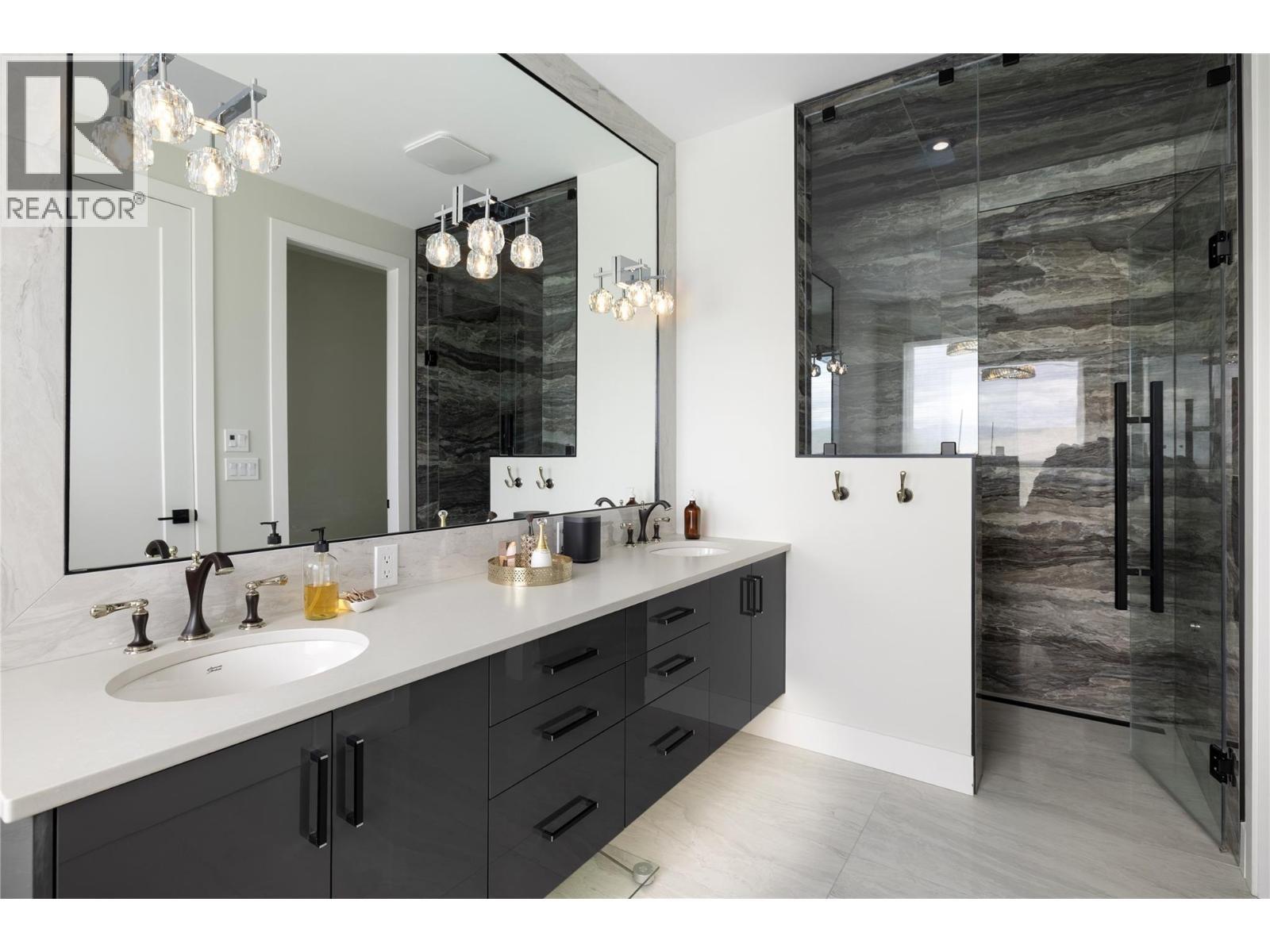 640 Mt. Ida Crescent, Coldstream, BC - Indoor Photo Showing Bathroom