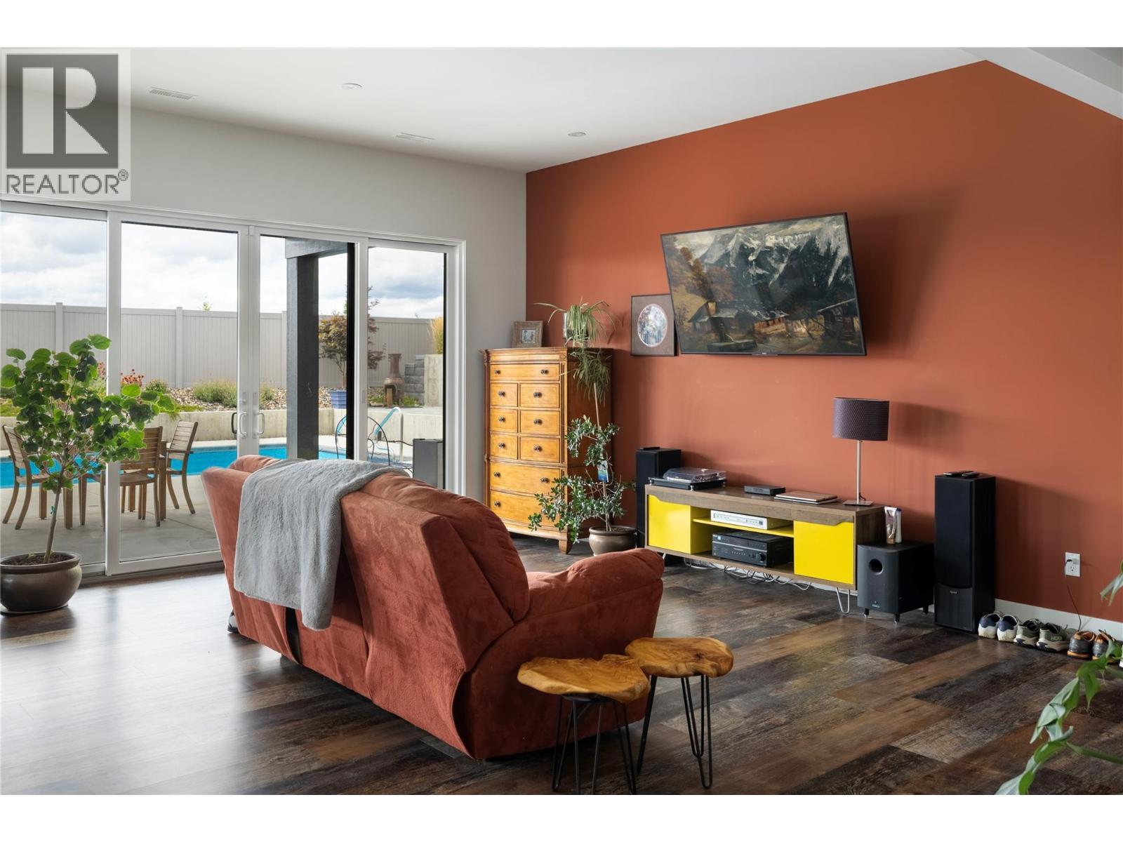 640 Mt. Ida Crescent, Coldstream, BC - Indoor Photo Showing Living Room