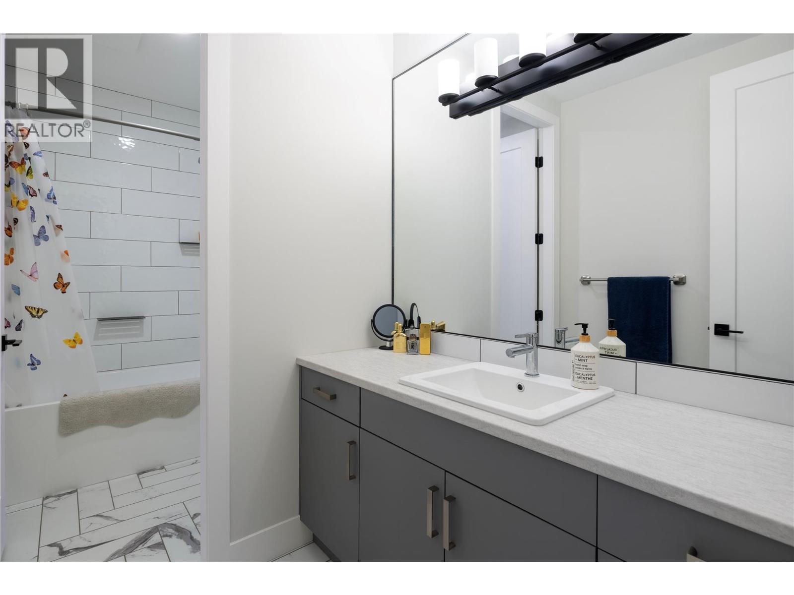 640 Mt. Ida Crescent, Coldstream, BC - Indoor Photo Showing Bathroom