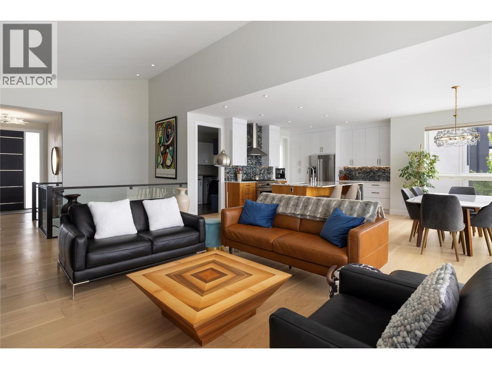 640 Mt. Ida Crescent, Coldstream, BC - Indoor Photo Showing Living Room
