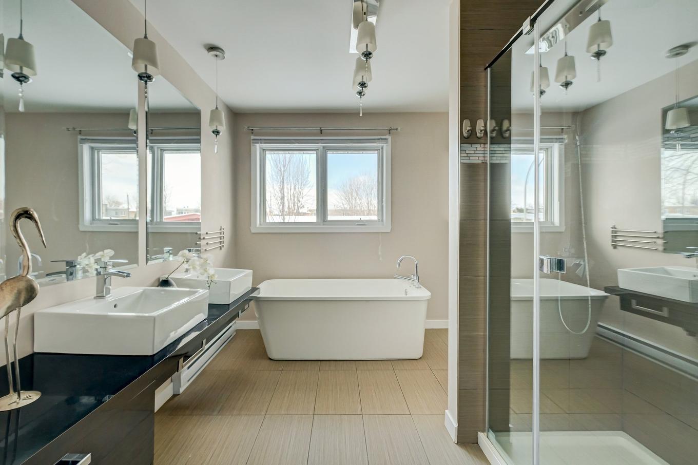 Bathroom - 185 Rue Brault, Longueuil (Le Vieux-Longueuil), QC - Indoor Photo Showing Bathroom