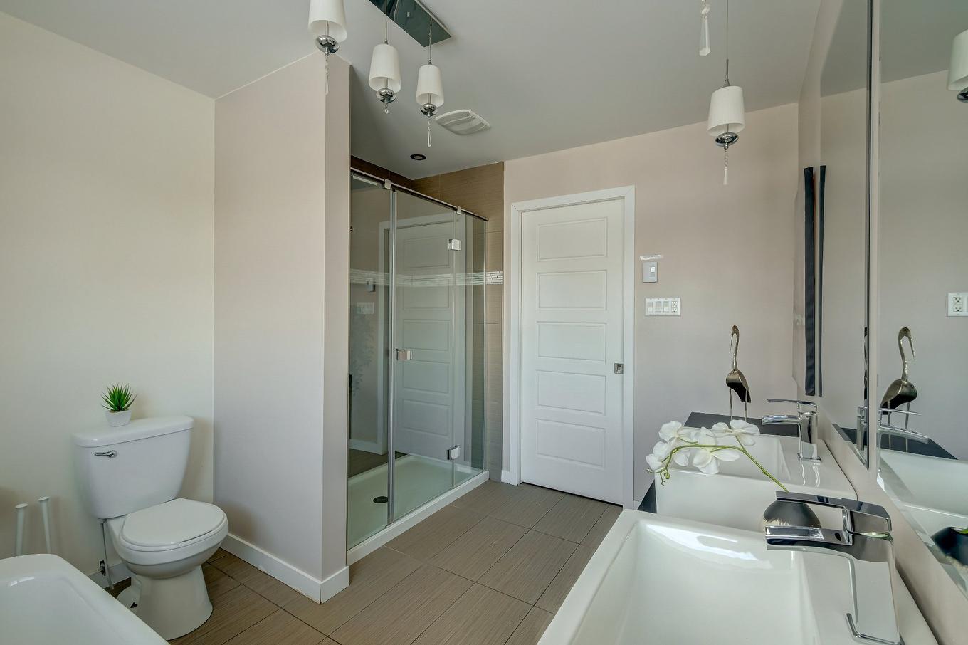 Bathroom - 185 Rue Brault, Longueuil (Le Vieux-Longueuil), QC - Indoor Photo Showing Bathroom