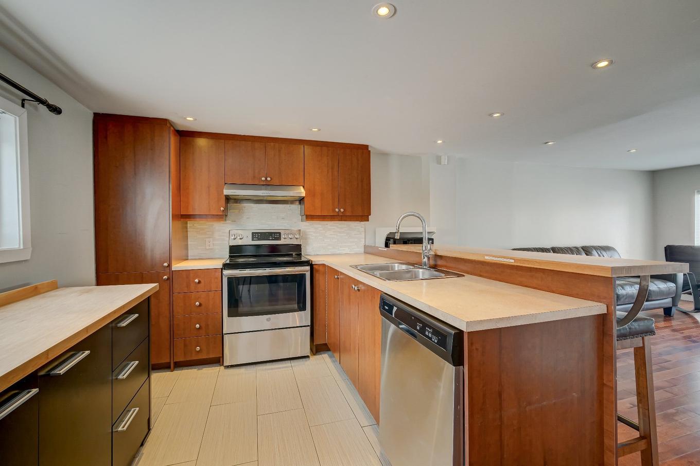 Kitchen - 185 Rue Brault, Longueuil (Le Vieux-Longueuil), QC - Indoor Photo Showing Kitchen With Double Sink