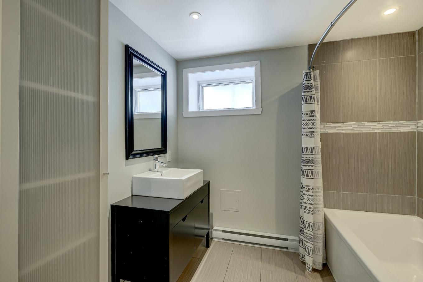Bathroom - 185 Rue Brault, Longueuil (Le Vieux-Longueuil), QC - Indoor Photo Showing Bathroom