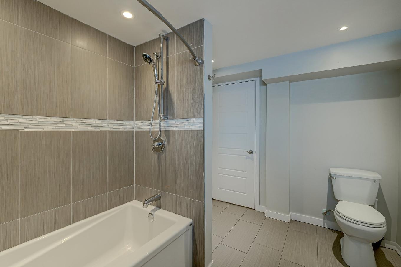 Bathroom - 185 Rue Brault, Longueuil (Le Vieux-Longueuil), QC - Indoor Photo Showing Bathroom