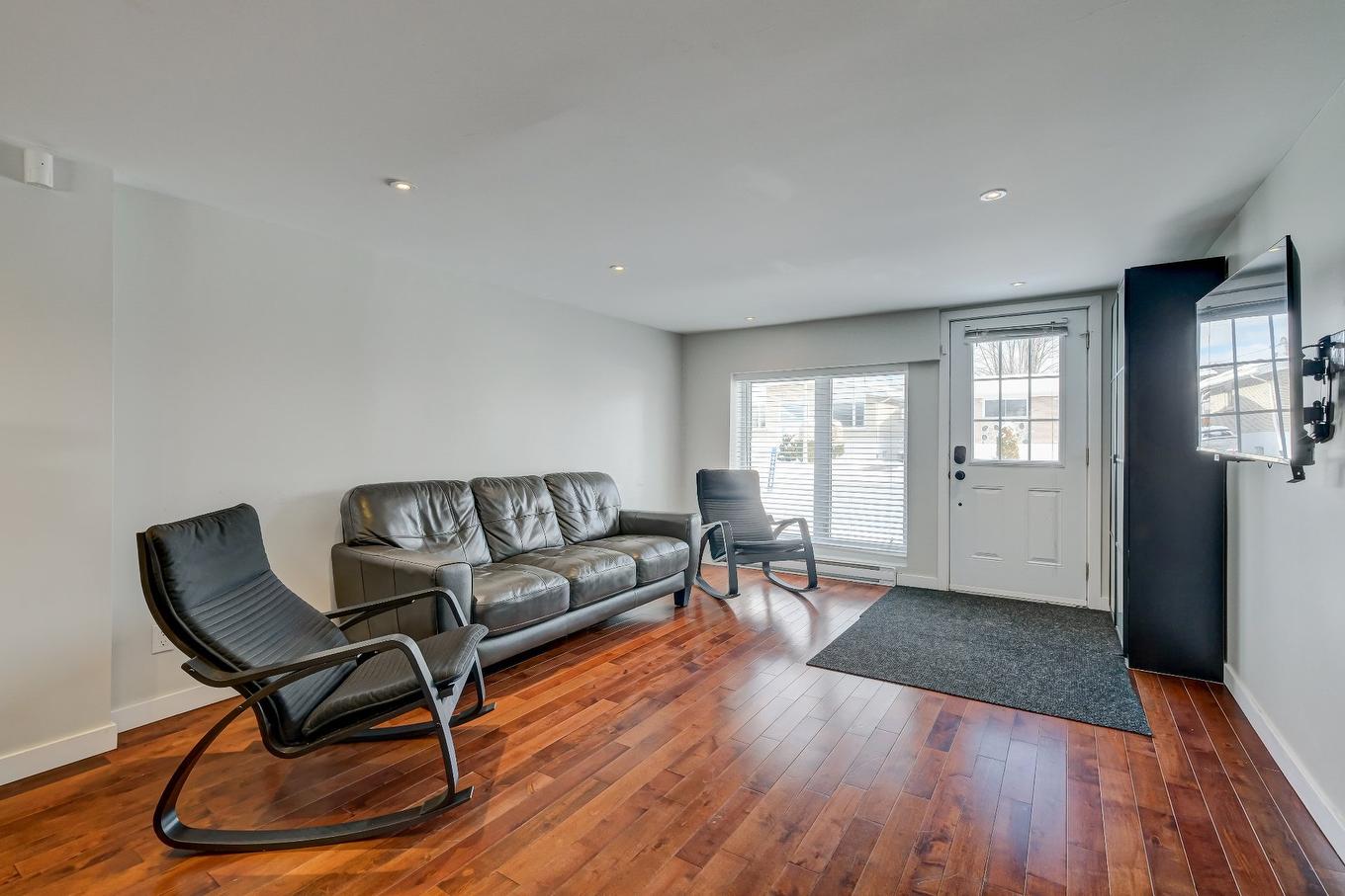 Living room - 185 Rue Brault, Longueuil (Le Vieux-Longueuil), QC - Indoor Photo Showing Living Room