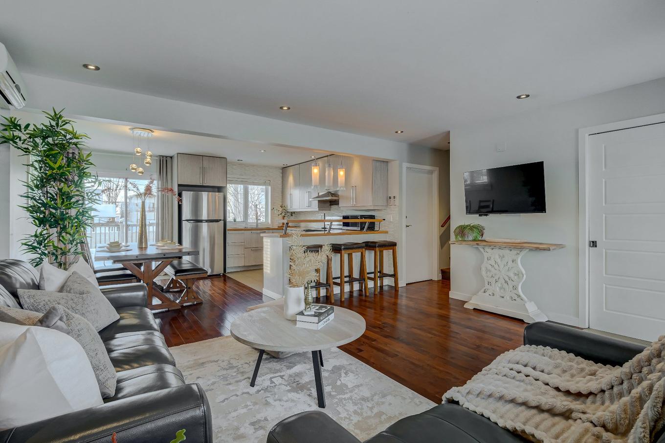 Living room - 185 Rue Brault, Longueuil (Le Vieux-Longueuil), QC - Indoor Photo Showing Living Room