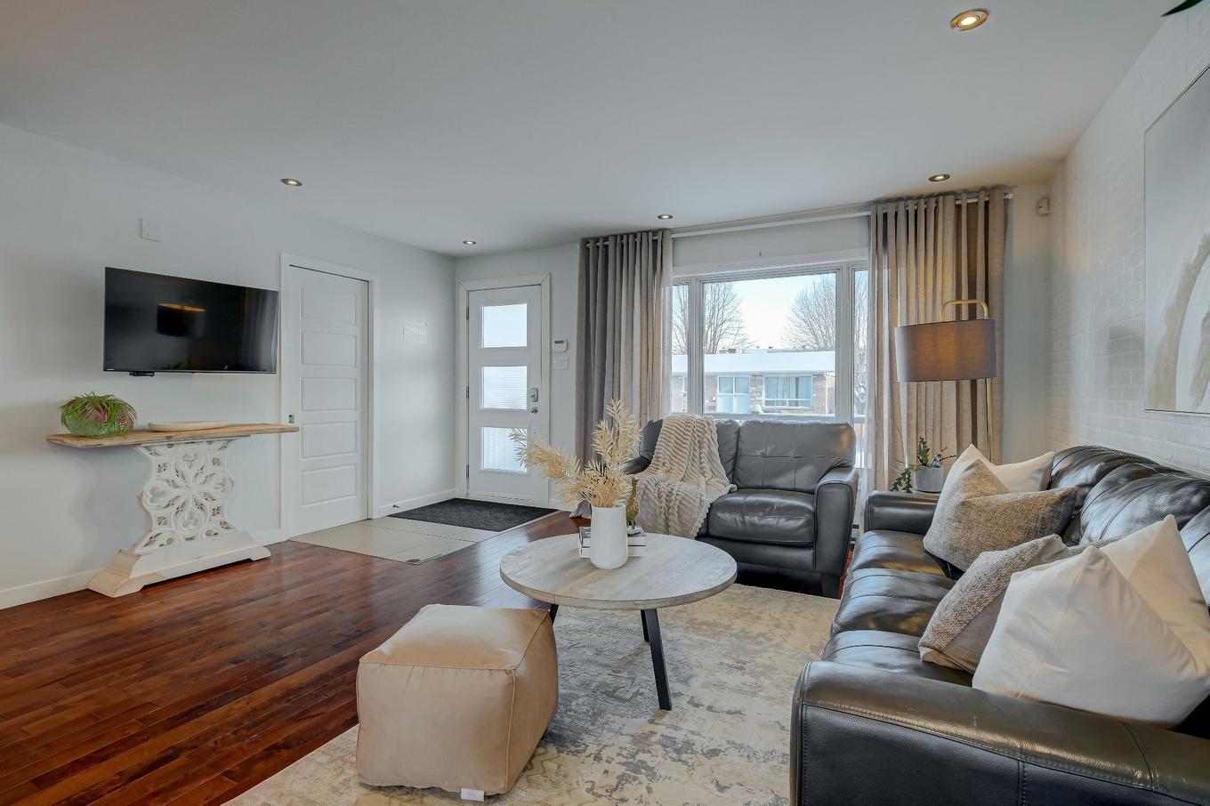 Overall view - 185 Rue Brault, Longueuil (Le Vieux-Longueuil), QC - Indoor Photo Showing Living Room