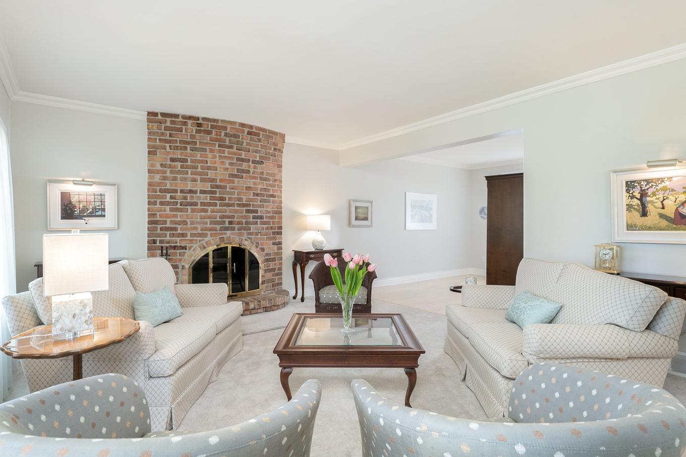 Living room - 66 Rue Park Ridge, Kirkland, QC - Indoor Photo Showing Living Room With Fireplace