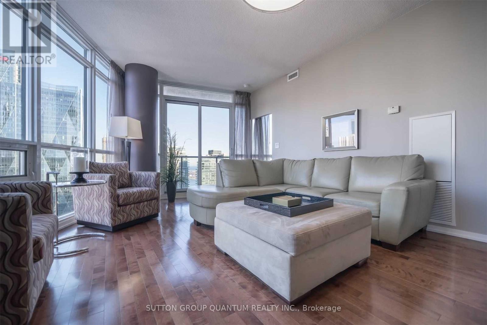 4608 - 65 Bremner Boulevard, Toronto, ON - Indoor Photo Showing Living Room