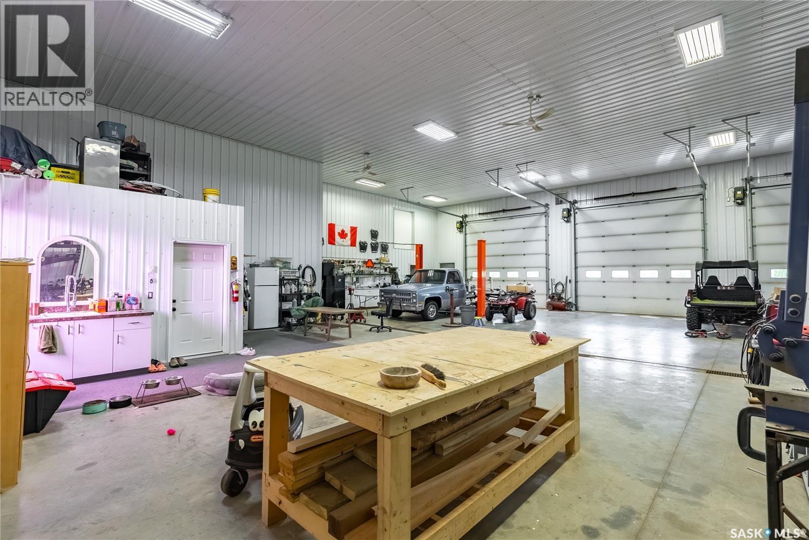 Scholl Acreage, Battle River Rm No. 438, SK - Indoor Photo Showing Garage