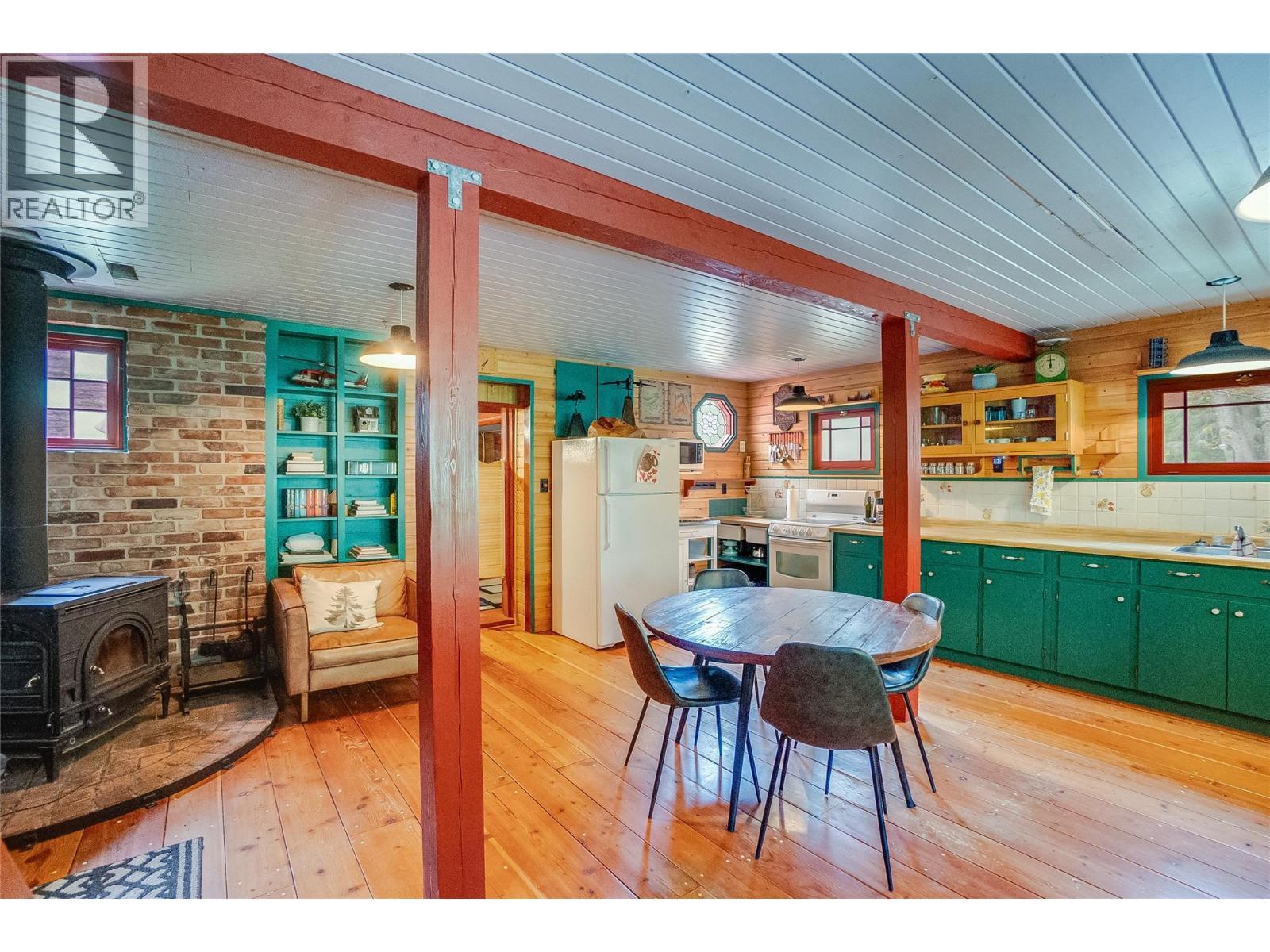 8780 Martens Road, Slocan, BC - Indoor