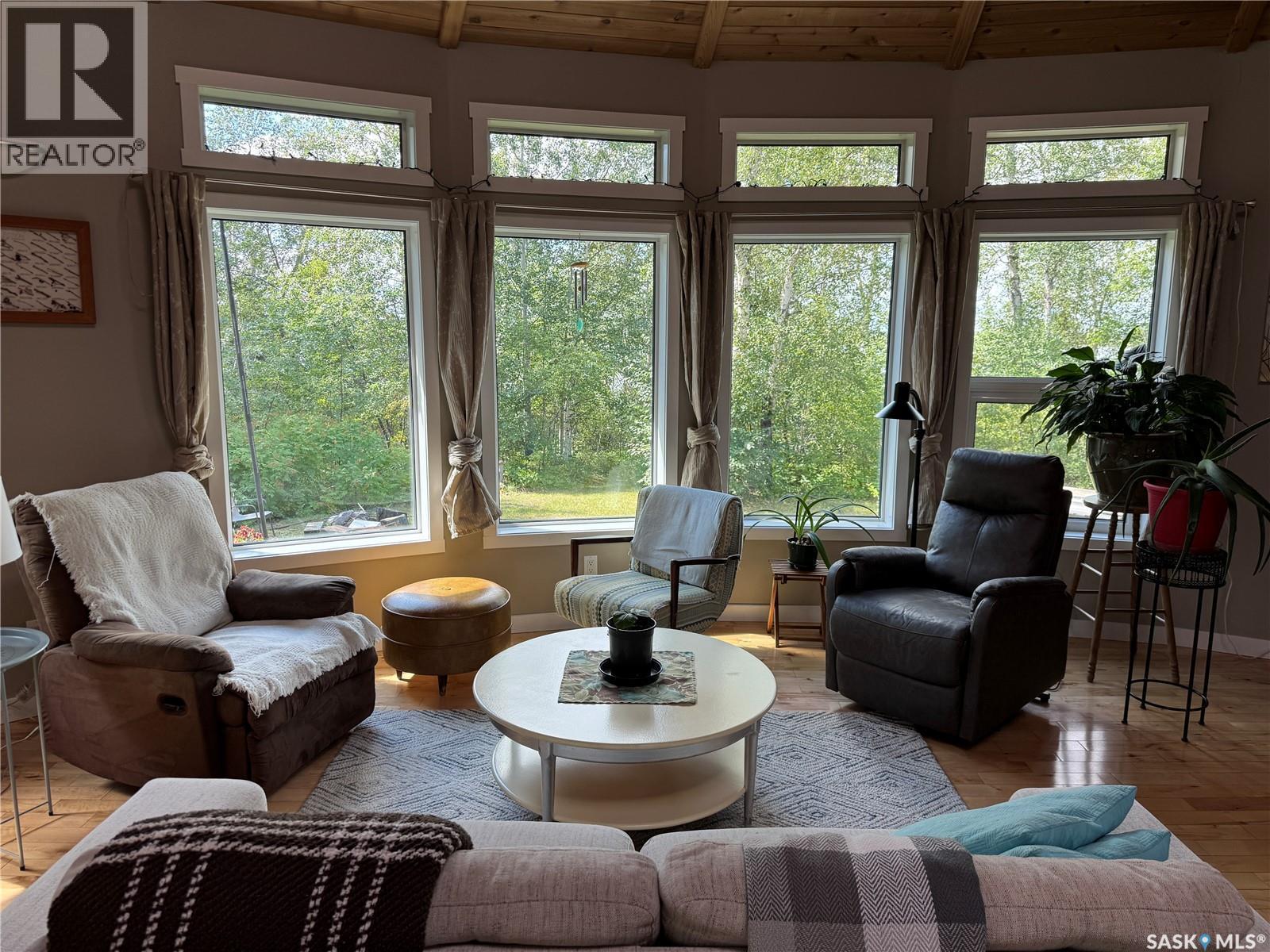 Lakefront Round House, Northern Admin District, SK - Indoor Photo Showing Living Room