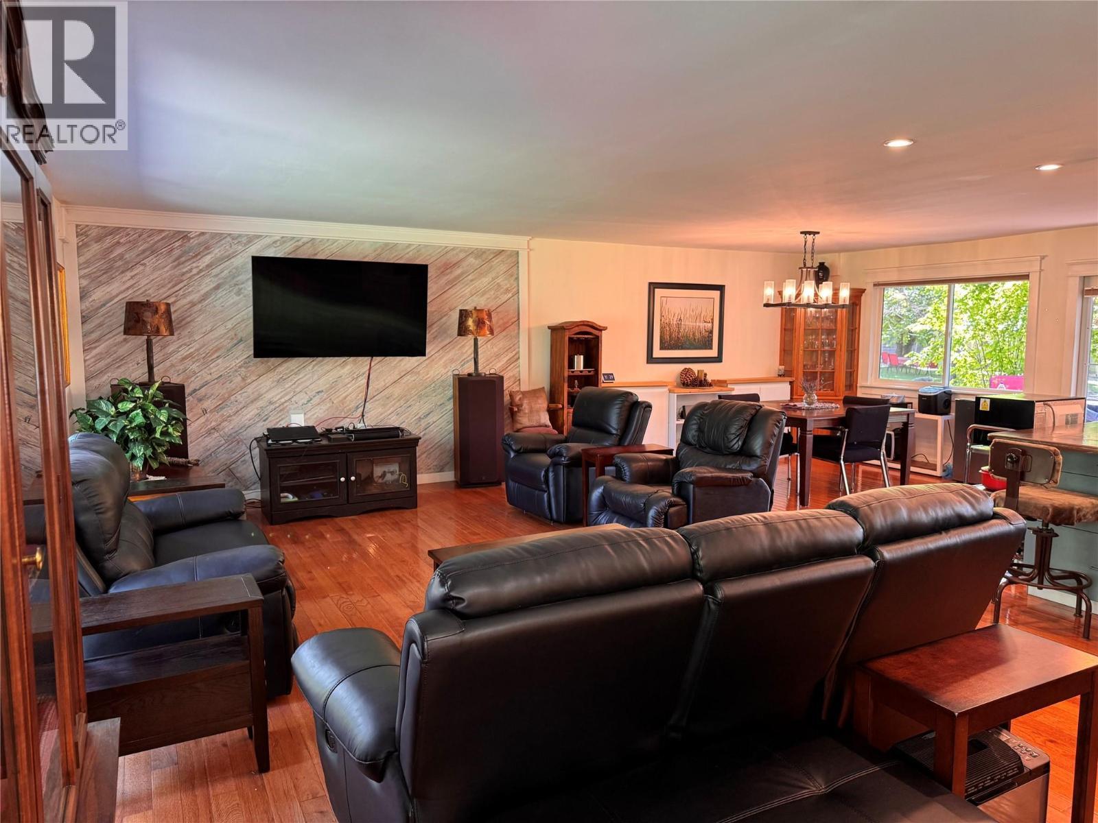 9&11 Kingsley Road, Christina Lake, BC - Indoor Photo Showing Living Room