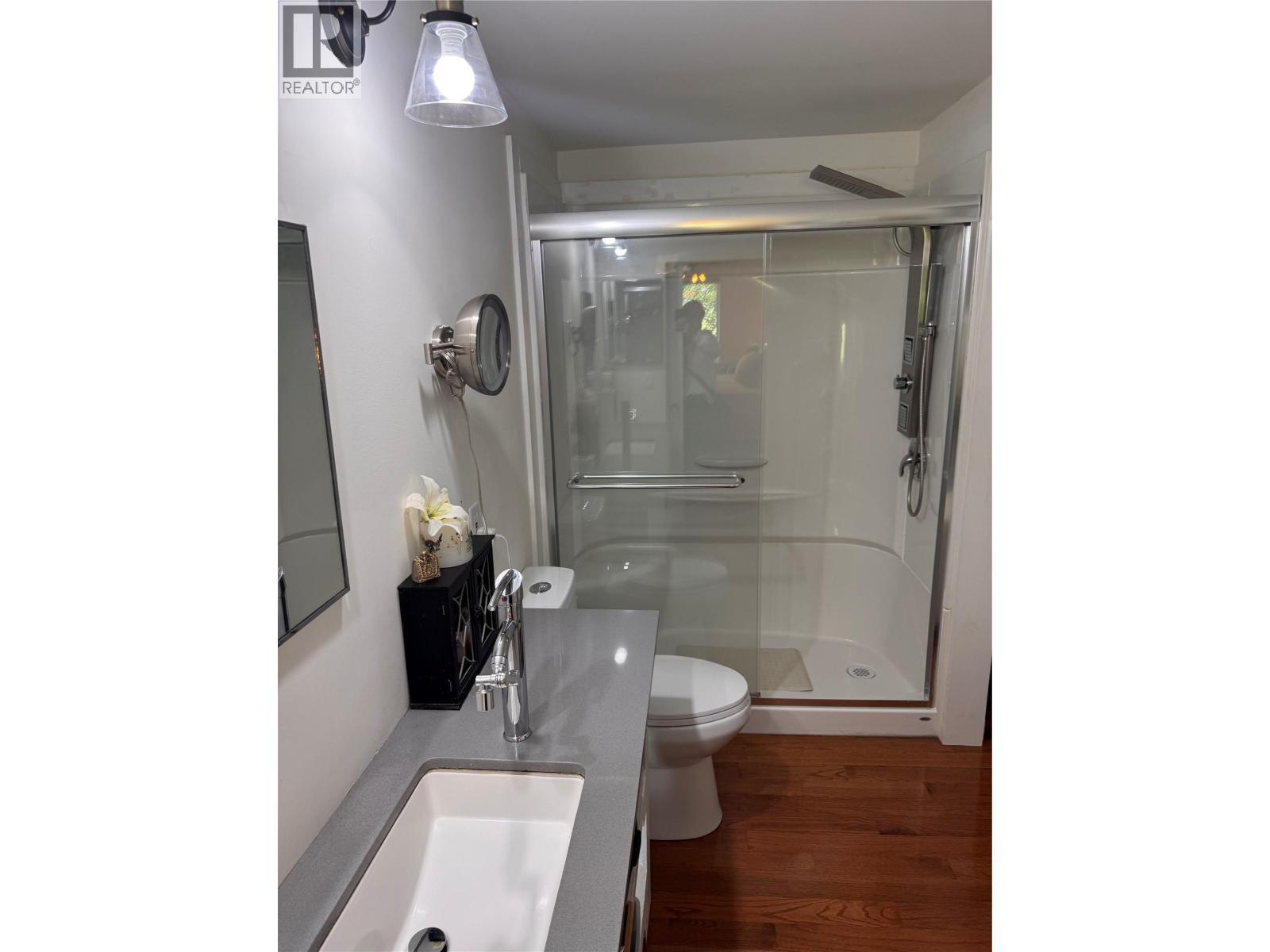 9&11 Kingsley Road, Christina Lake, BC - Indoor Photo Showing Bathroom