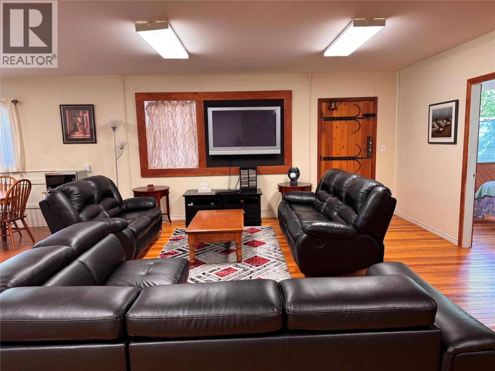 9&11 Kingsley Road, Christina Lake, BC - Indoor Photo Showing Living Room