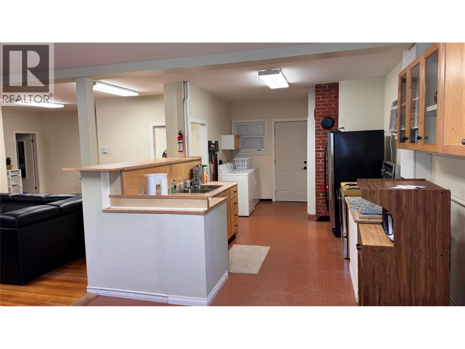 9&11 Kingsley Road, Christina Lake, BC - Indoor Photo Showing Kitchen