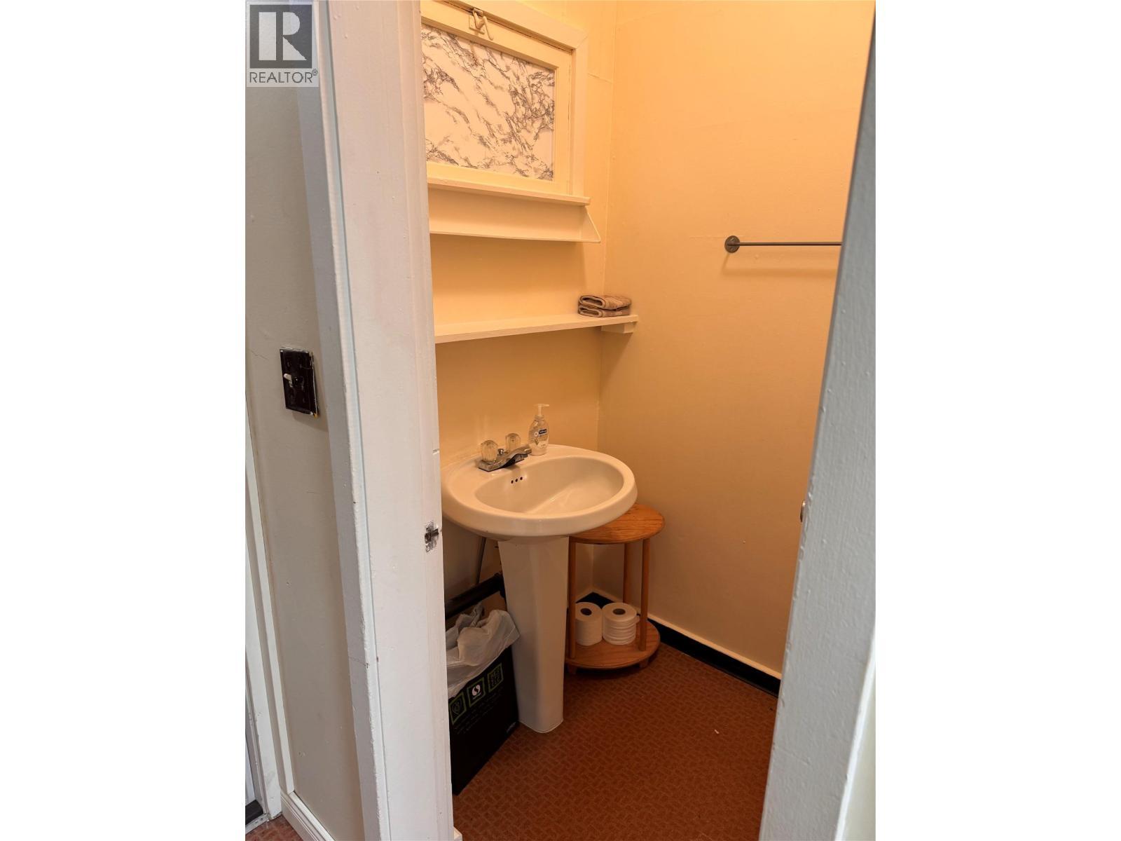 9&11 Kingsley Road, Christina Lake, BC - Indoor