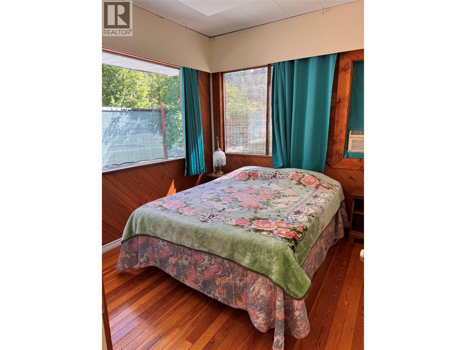 9&11 Kingsley Road, Christina Lake, BC - Indoor Photo Showing Bedroom