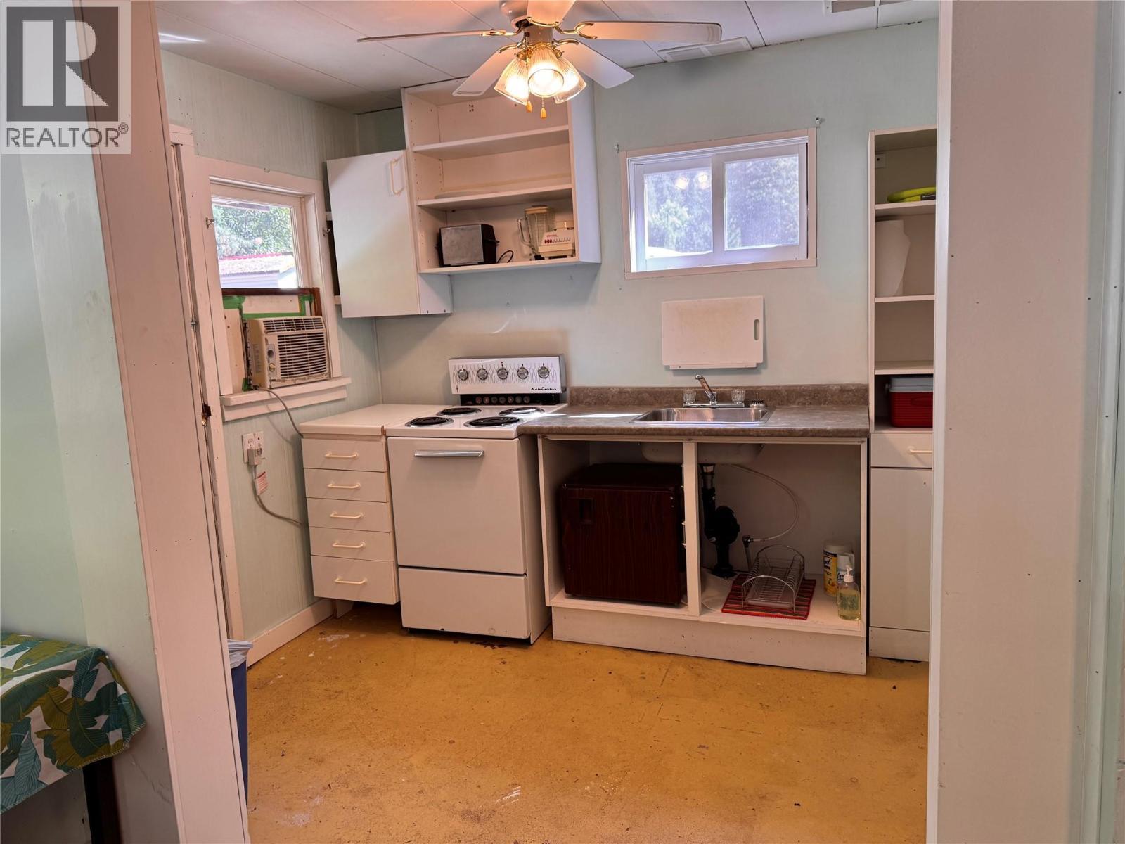 9&11 Kingsley Road, Christina Lake, BC - Indoor Photo Showing Laundry Room