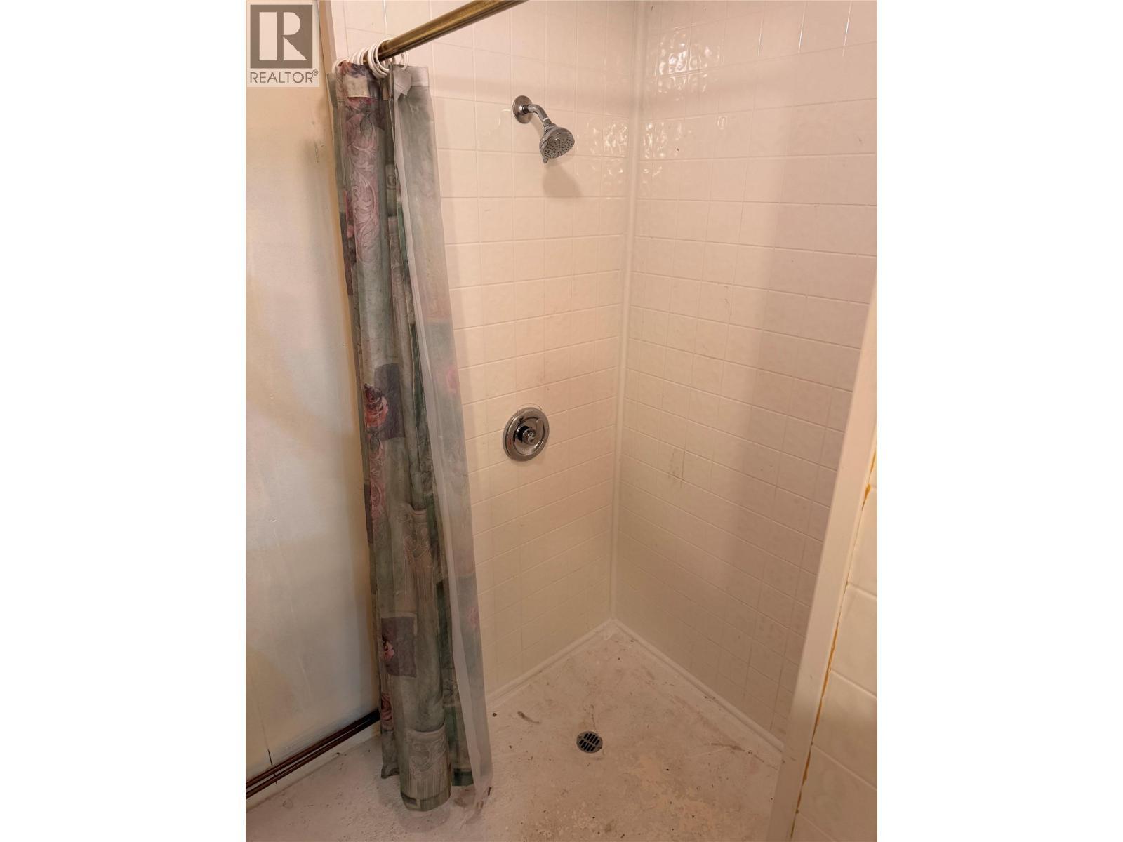 9&11 Kingsley Road, Christina Lake, BC - Indoor Photo Showing Bathroom