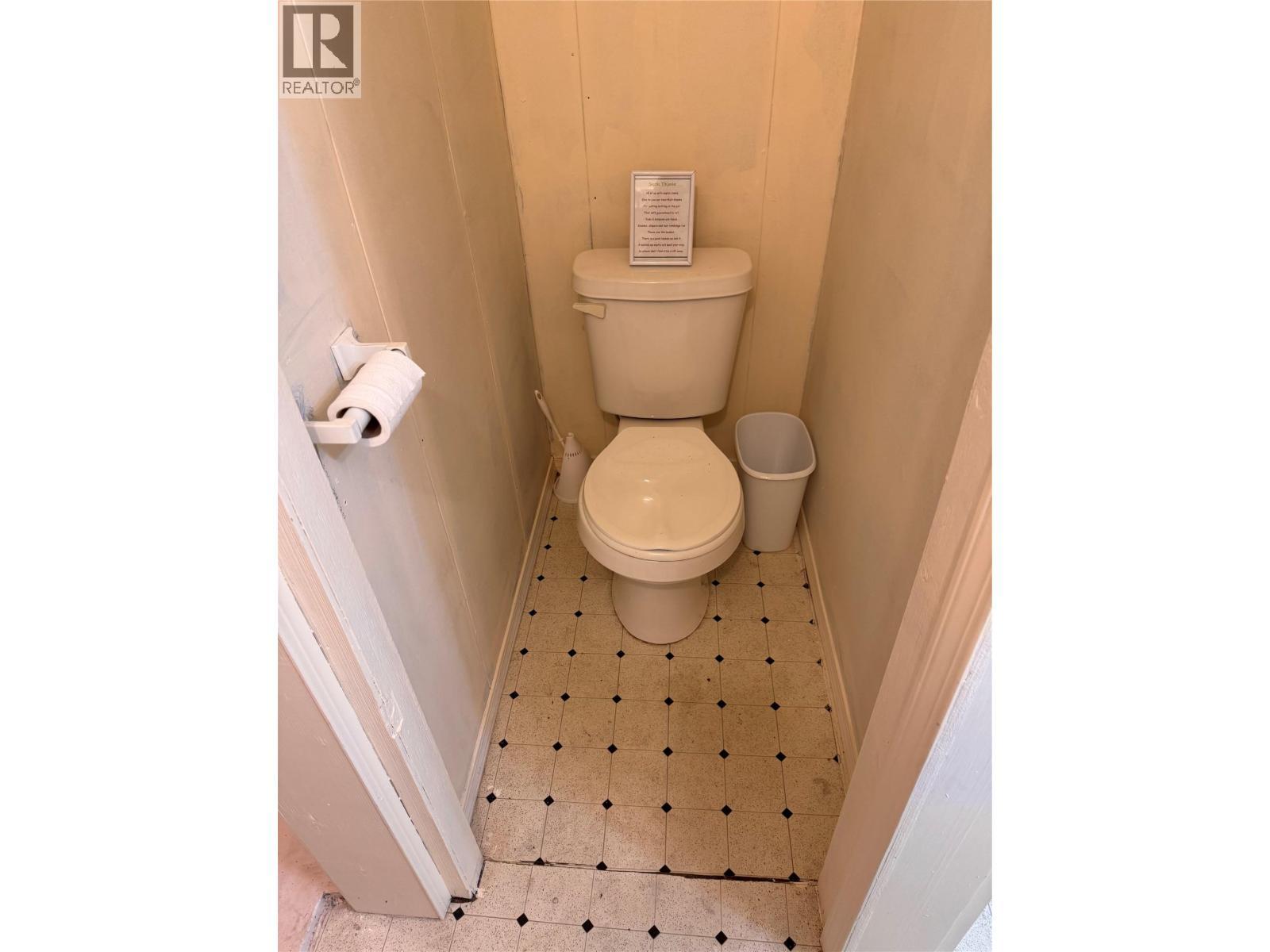 9&11 Kingsley Road, Christina Lake, BC - Indoor Photo Showing Bathroom