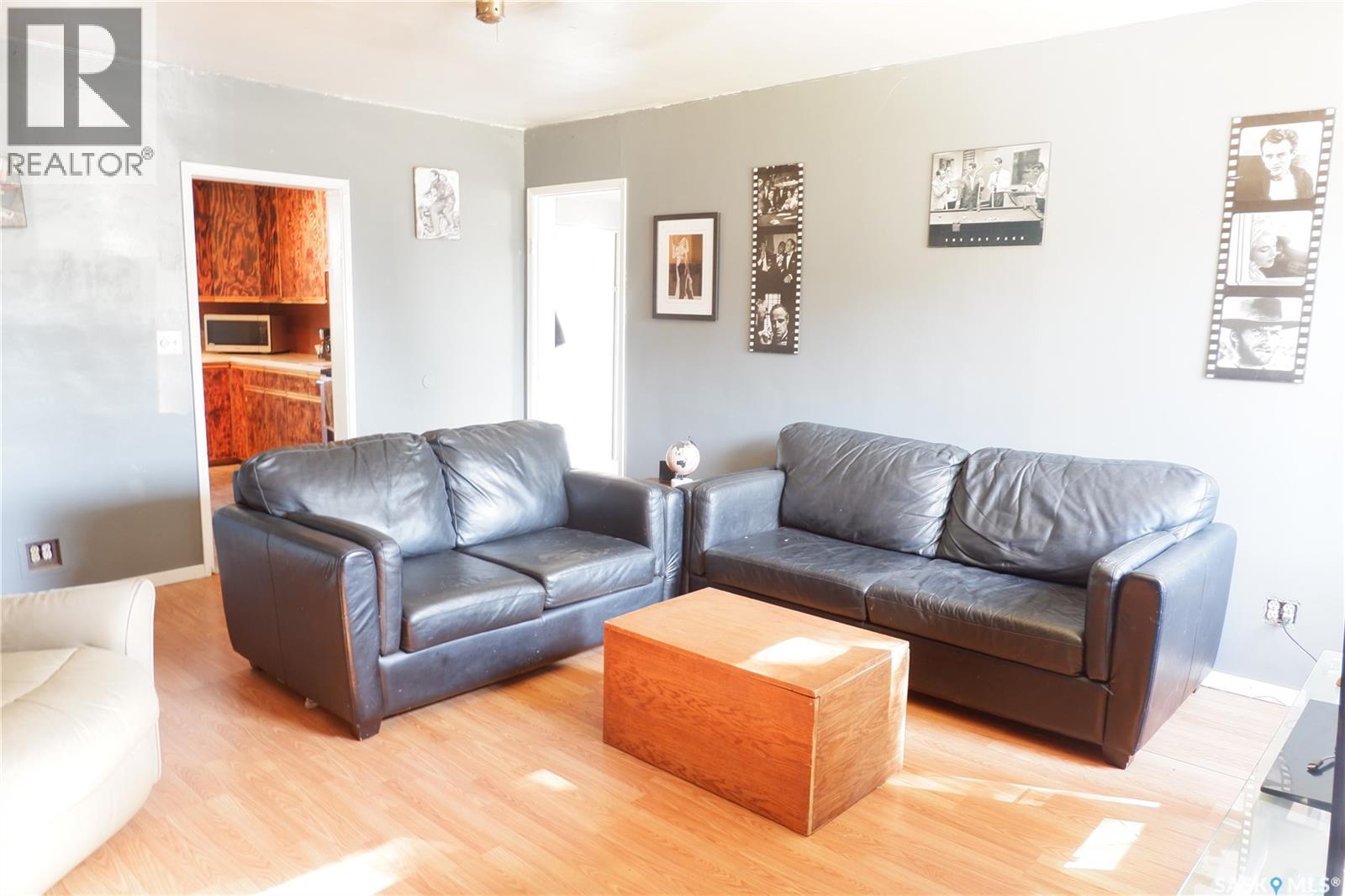 305 1St Street E, Mossbank, SK - Indoor Photo Showing Living Room