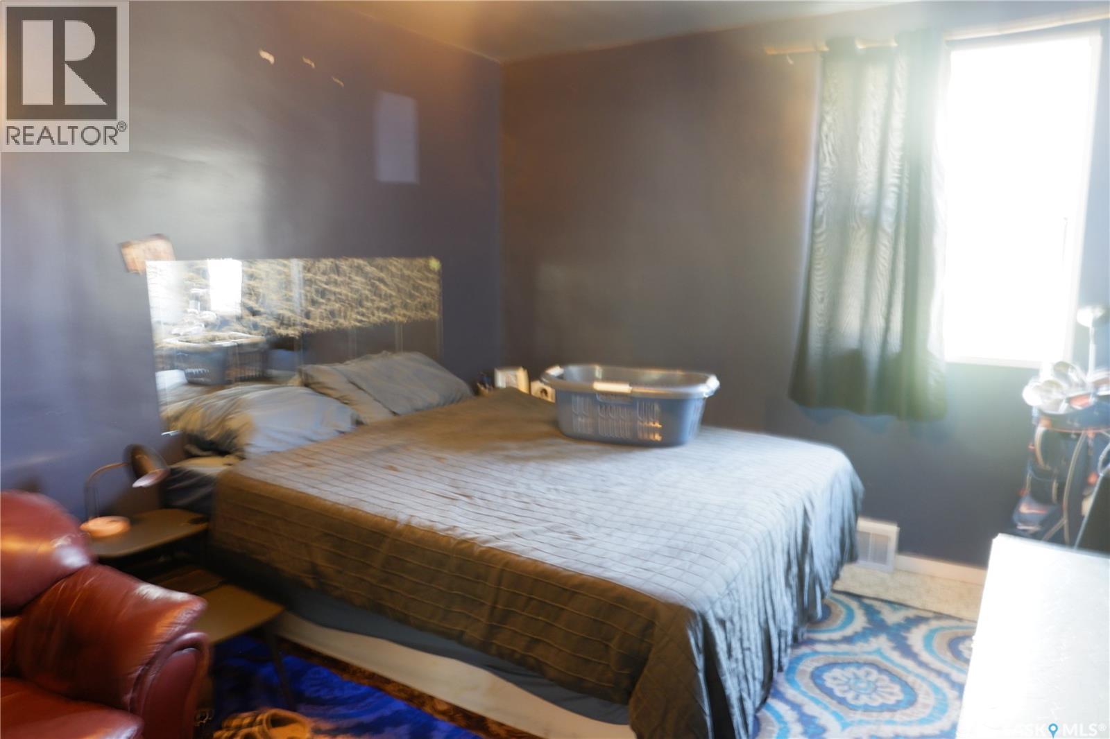 305 1St Street E, Mossbank, SK - Indoor Photo Showing Bedroom