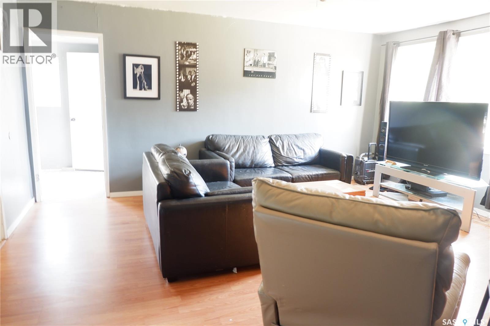 305 1St Street E, Mossbank, SK - Indoor Photo Showing Living Room