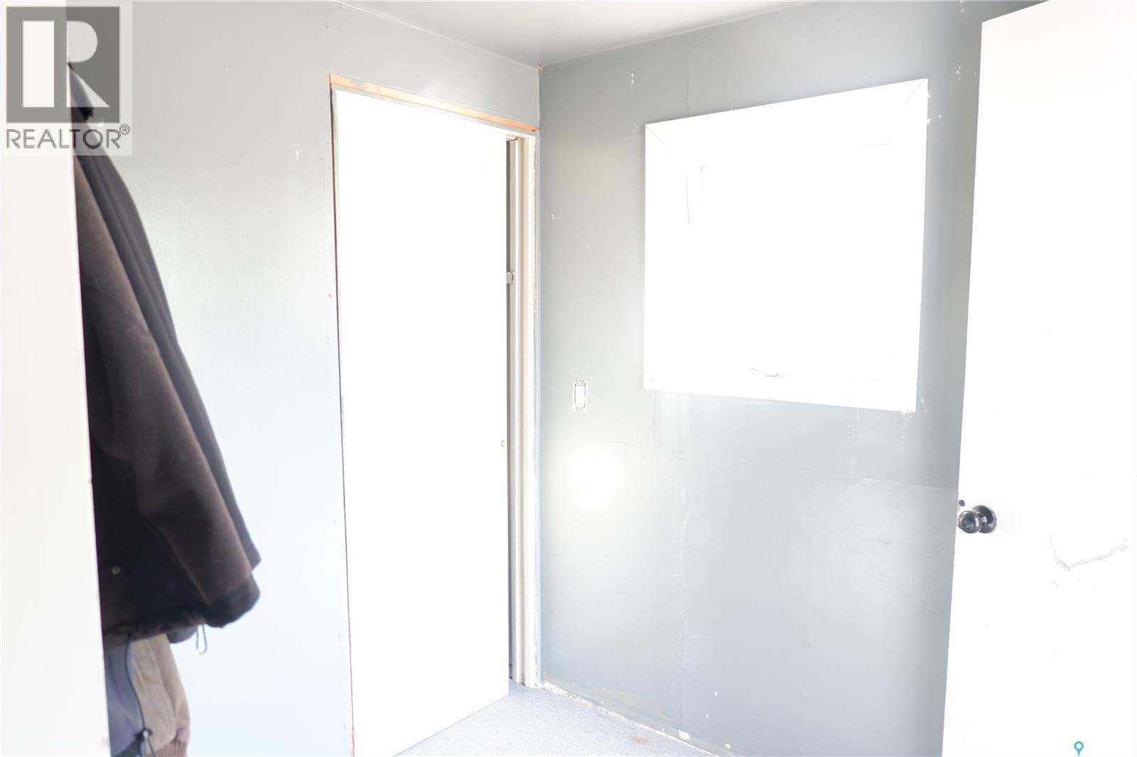 305 1St Street E, Mossbank, SK - Indoor