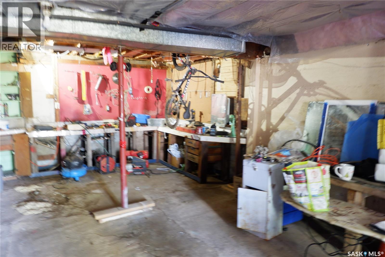 305 1St Street E, Mossbank, SK - Indoor Photo Showing Basement