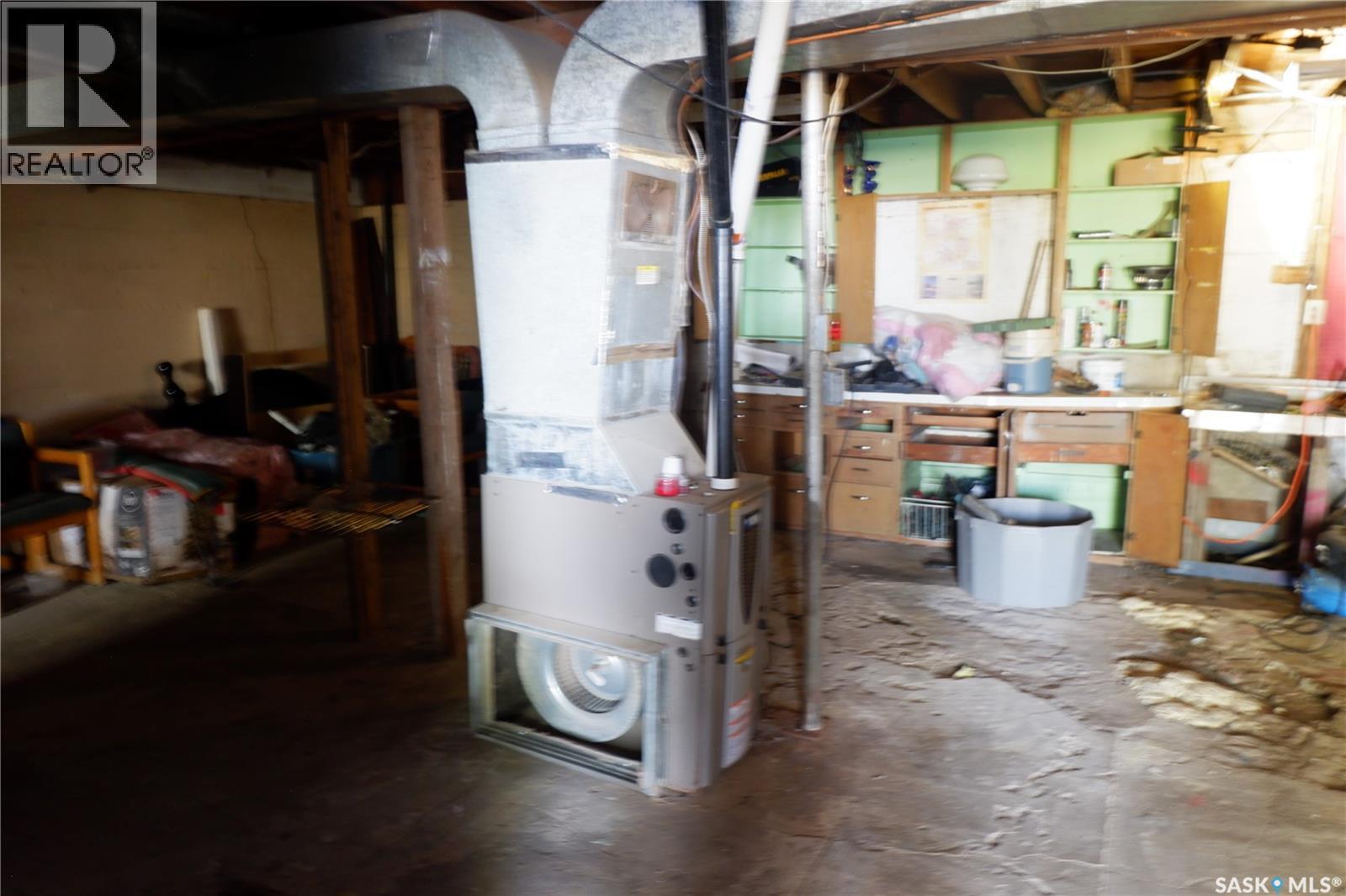 305 1St Street E, Mossbank, SK - Indoor Photo Showing Basement