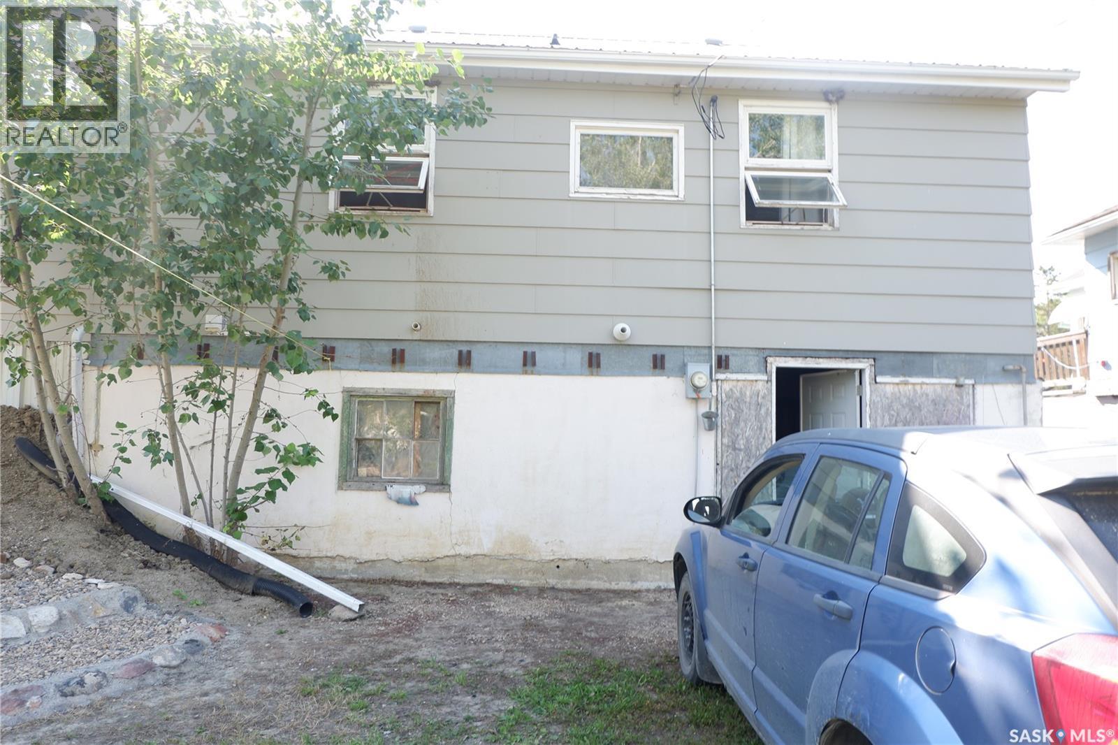 305 1St Street E, Mossbank, SK - Outdoor With Exterior