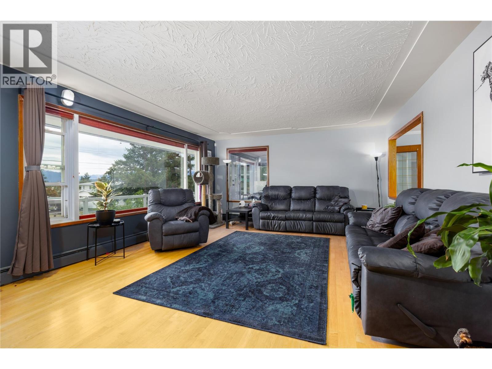 1215 12Th Street S, Cranbrook, BC - Indoor Photo Showing Living Room