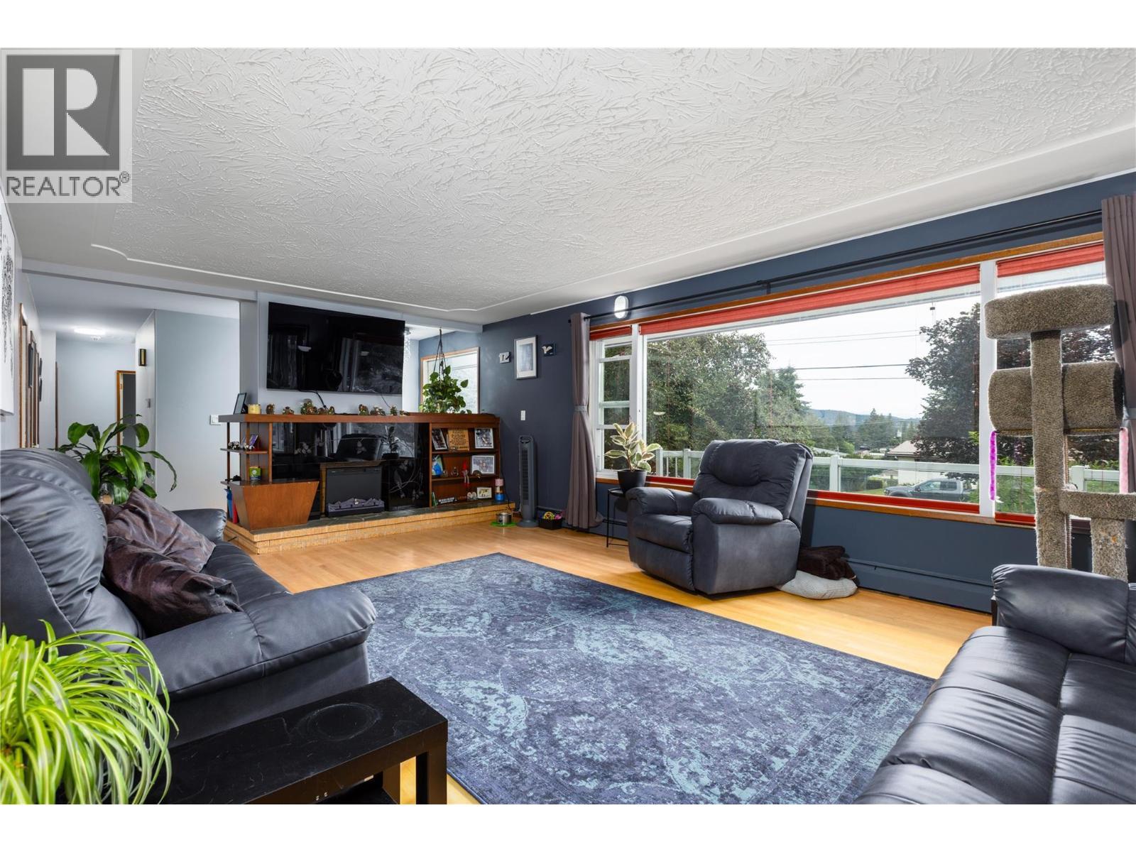 1215 12Th Street S, Cranbrook, BC - Indoor Photo Showing Living Room