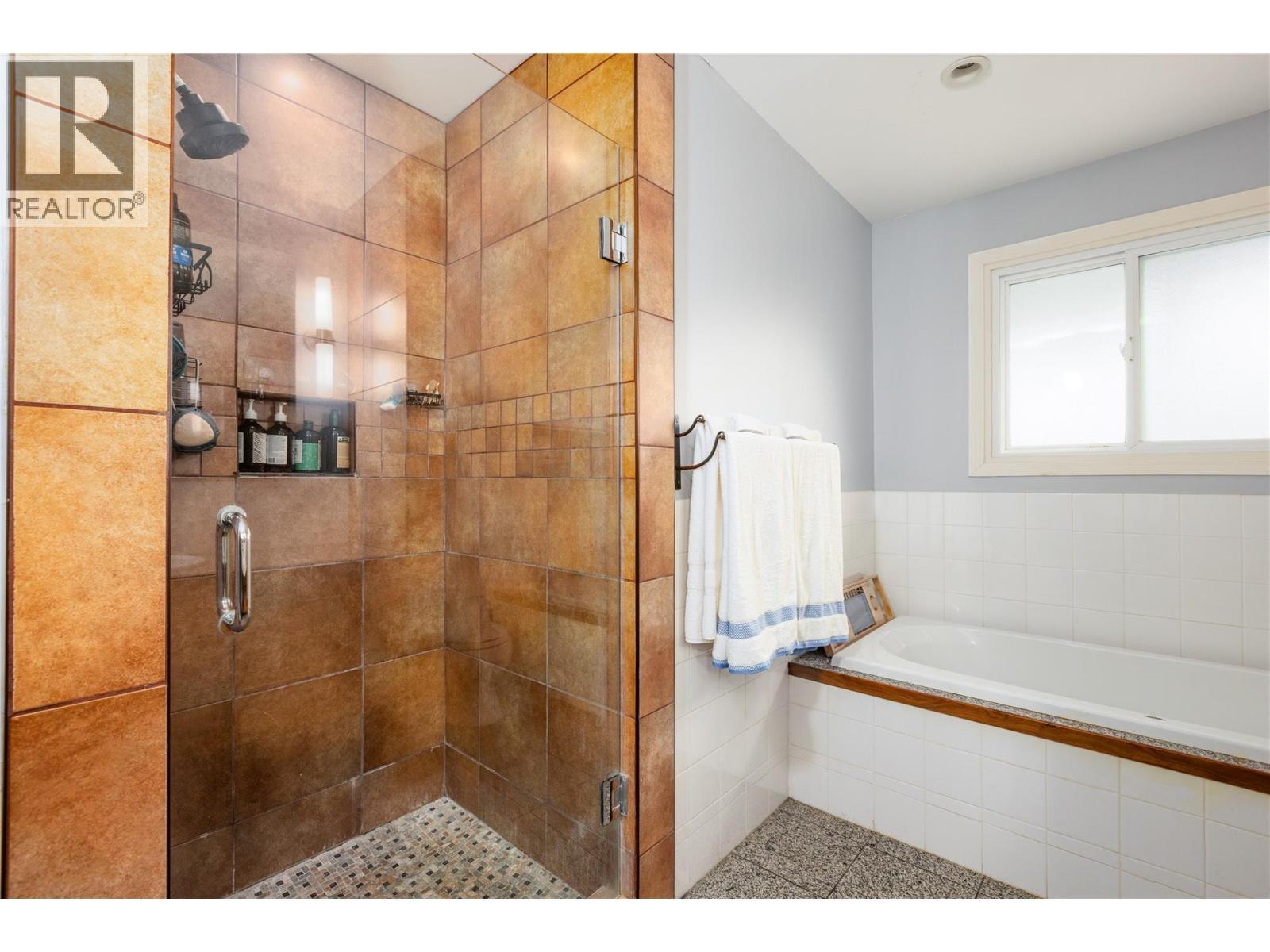 1215 12Th Street S, Cranbrook, BC - Indoor Photo Showing Bathroom