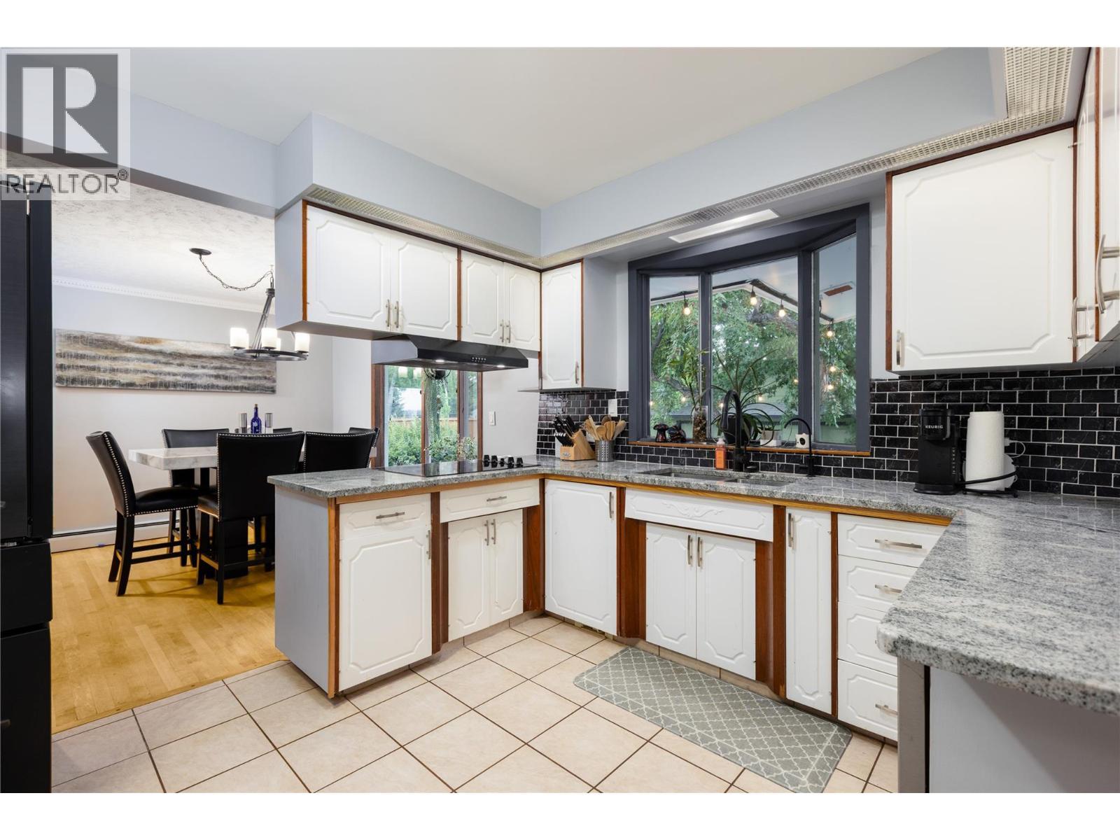 1215 12Th Street S, Cranbrook, BC - Indoor Photo Showing Kitchen