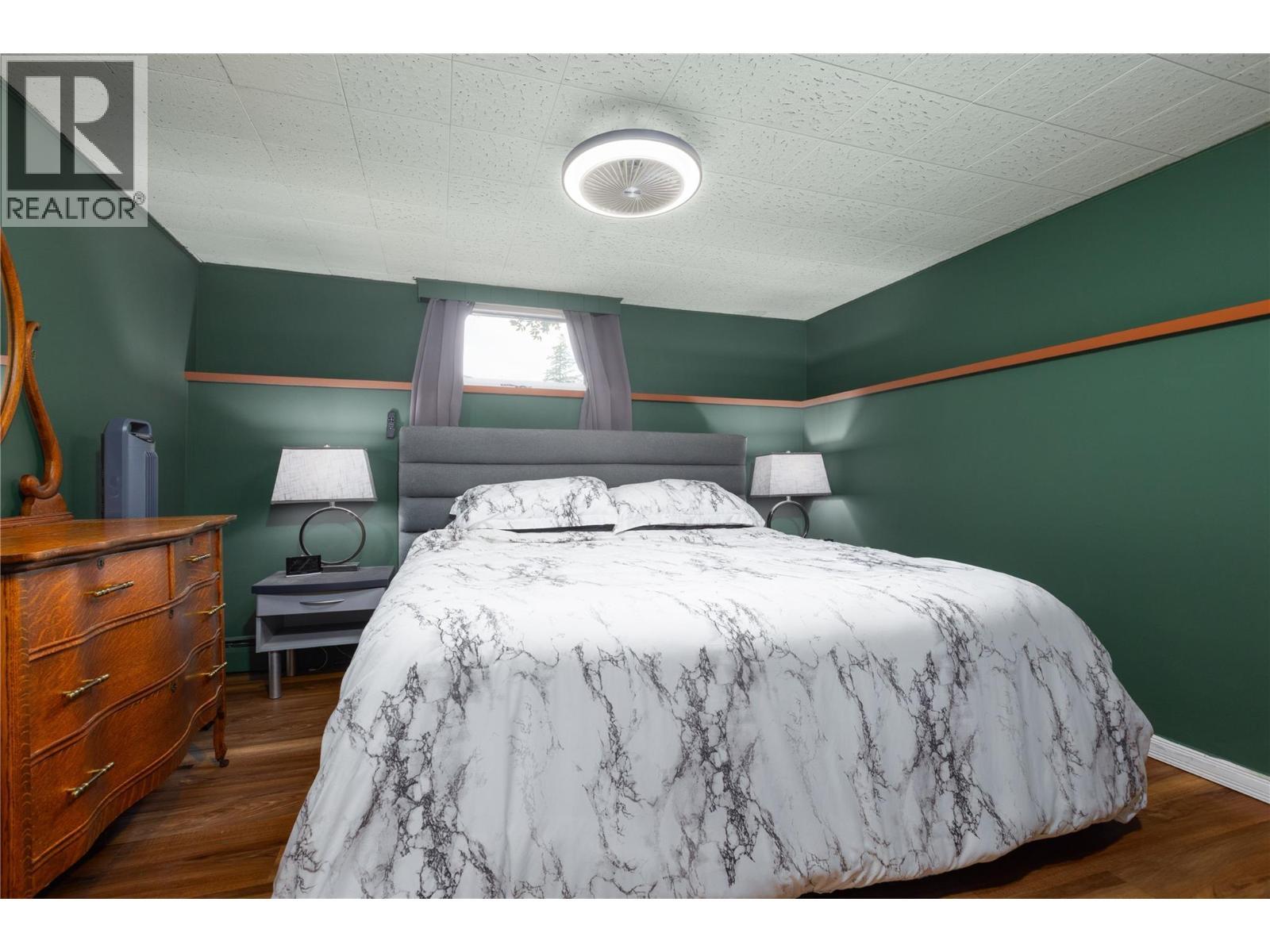 1215 12Th Street S, Cranbrook, BC - Indoor Photo Showing Bedroom