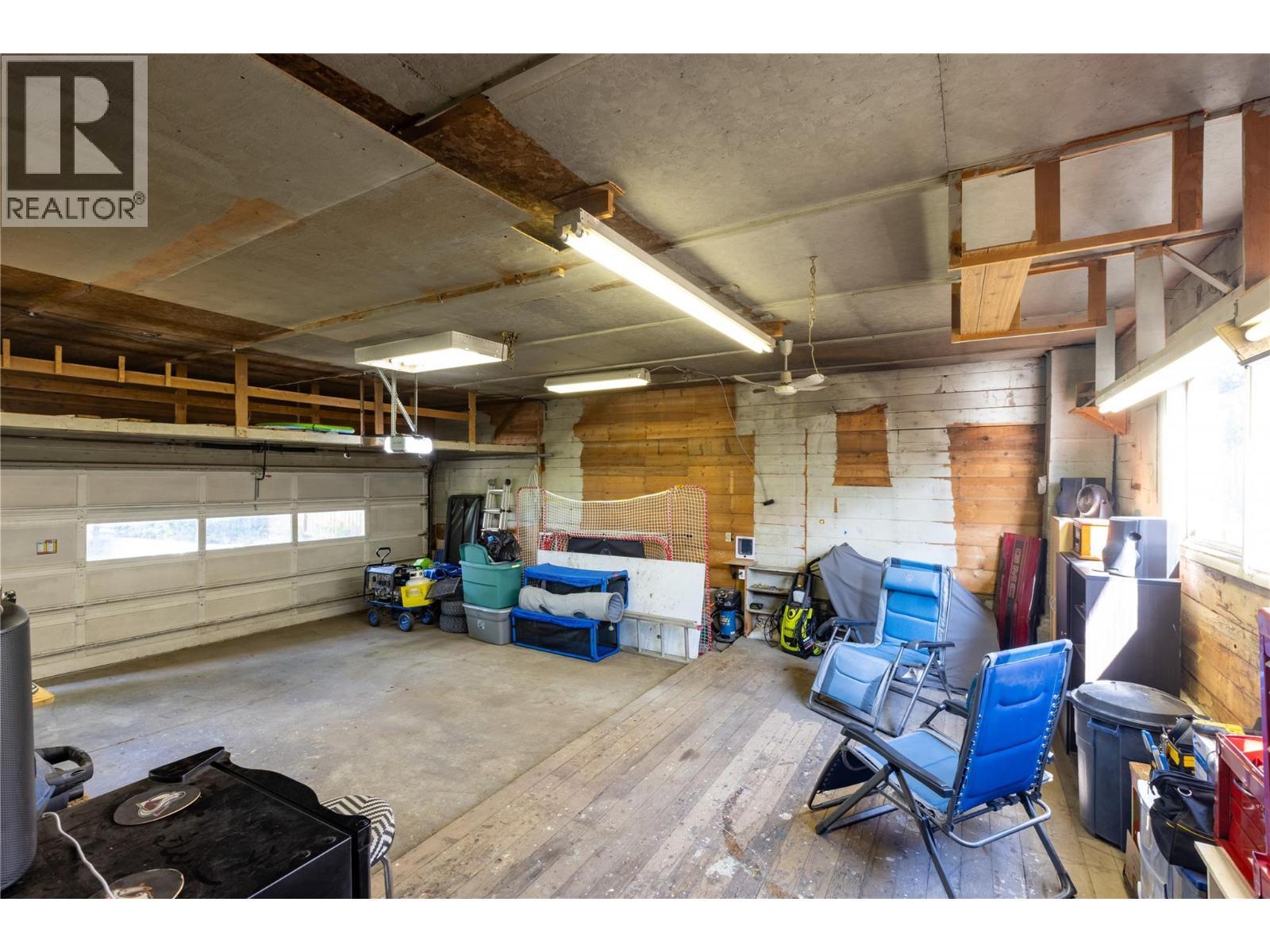 1215 12Th Street S, Cranbrook, BC - Indoor Photo Showing Garage