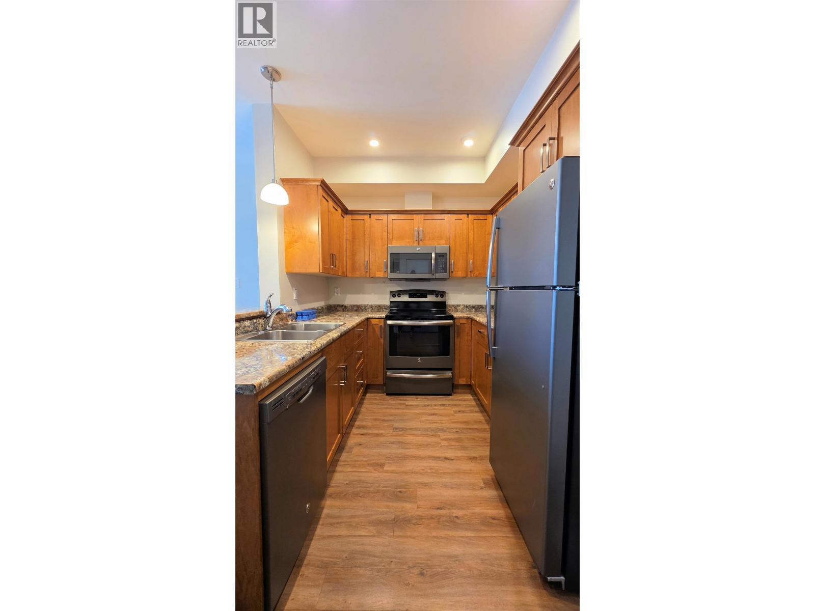 305 3684 Princess Crescent, Smithers, BC - Indoor Photo Showing Kitchen With Double Sink