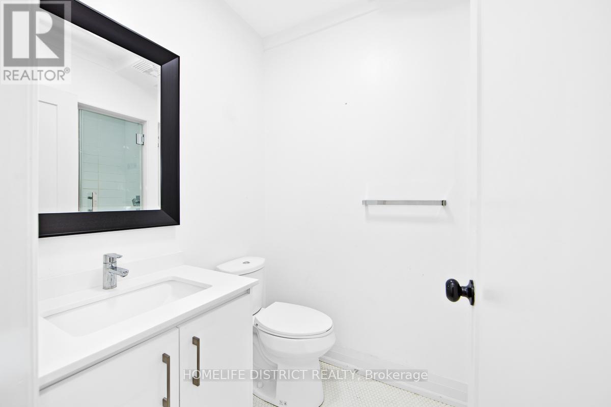 300 - 243 Niagara Street, Toronto, ON - Indoor Photo Showing Bathroom