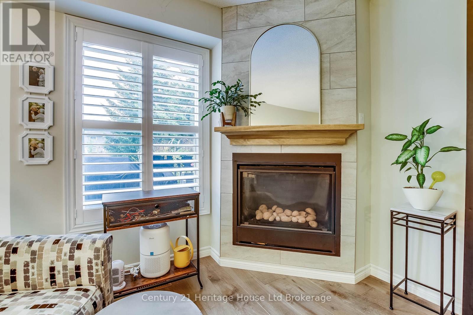 6 - 395 Springbank Avenue N, Woodstock (Woodstock - North), ON - Indoor Photo Showing Living Room With Fireplace