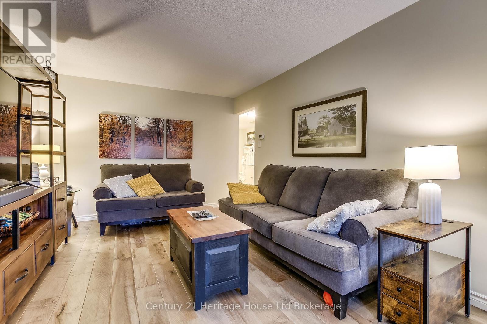 6 - 395 Springbank Avenue N, Woodstock (Woodstock - North), ON - Indoor Photo Showing Living Room