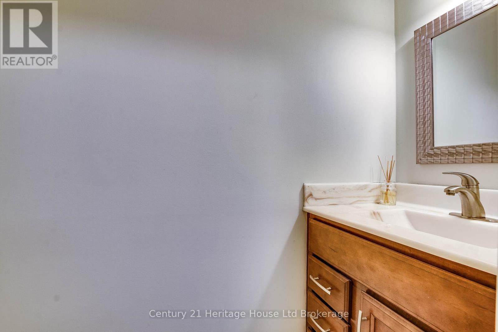 6 - 395 Springbank Avenue N, Woodstock (Woodstock - North), ON - Indoor Photo Showing Bathroom