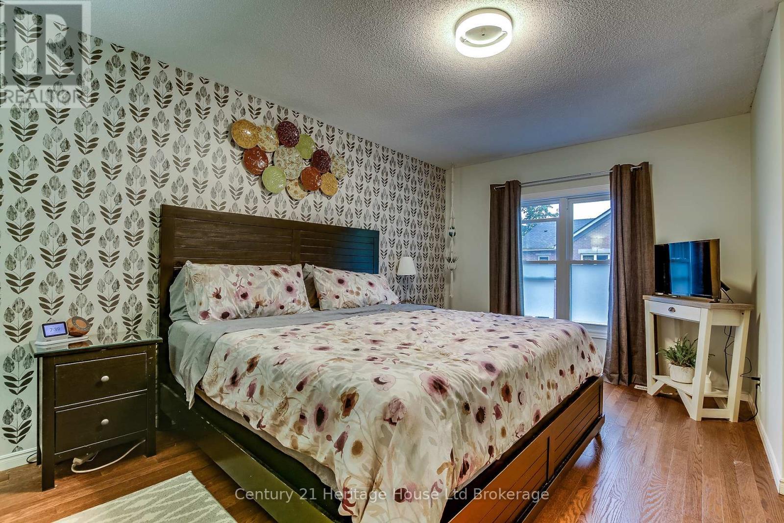 6 - 395 Springbank Avenue N, Woodstock (Woodstock - North), ON - Indoor Photo Showing Bedroom