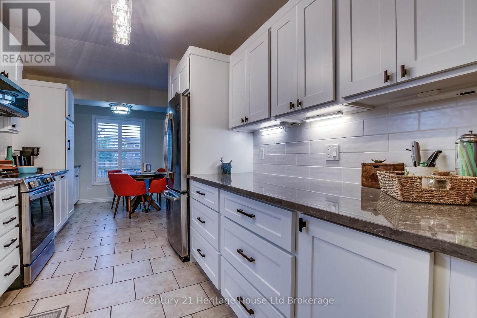 6 - 395 Springbank Avenue N, Woodstock (Woodstock - North), ON - Indoor Photo Showing Kitchen