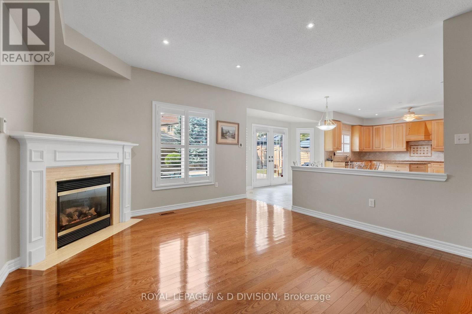 2153 Manor Hill Drive, Mississauga, ON - Indoor Photo Showing Living Room With Fireplace